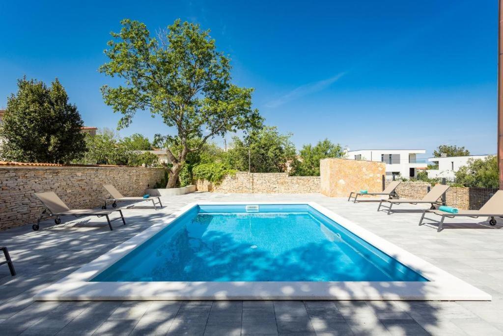 Cesare Apartment, With Swimming Pool And Sea View Liznjan Bagian luar foto