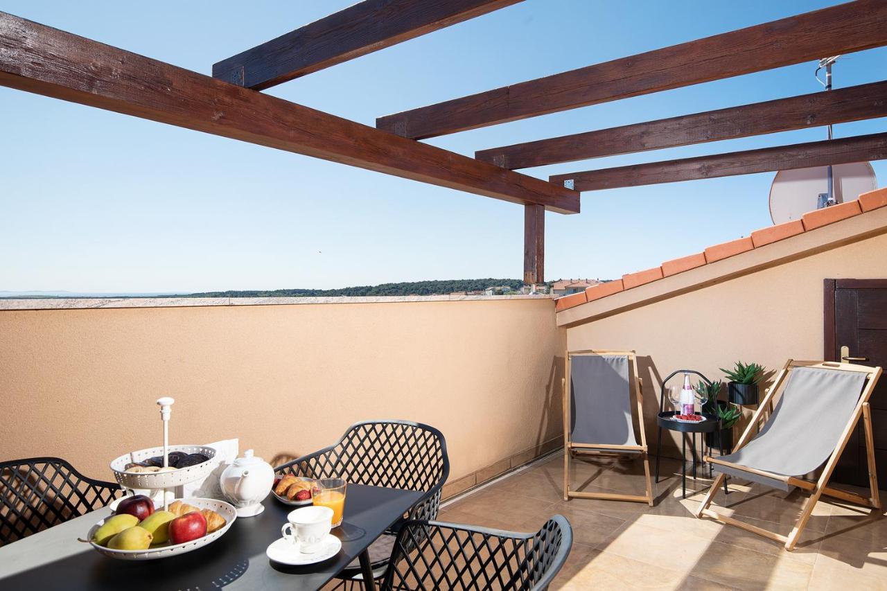 Cesare Apartment, With Swimming Pool And Sea View Liznjan Bagian luar foto